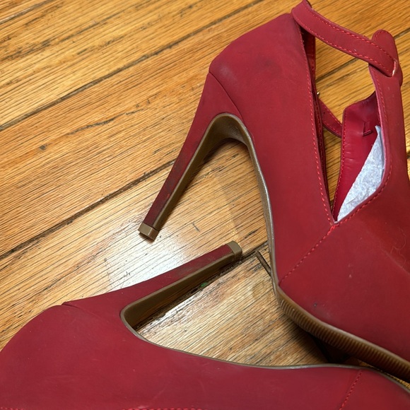 Red Heels - Picture 3 of 5
